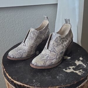 Freebird by Steven "Crue" Snakeskin Deep V-Cut Booties - Tan Multi - Size 8 (Fit